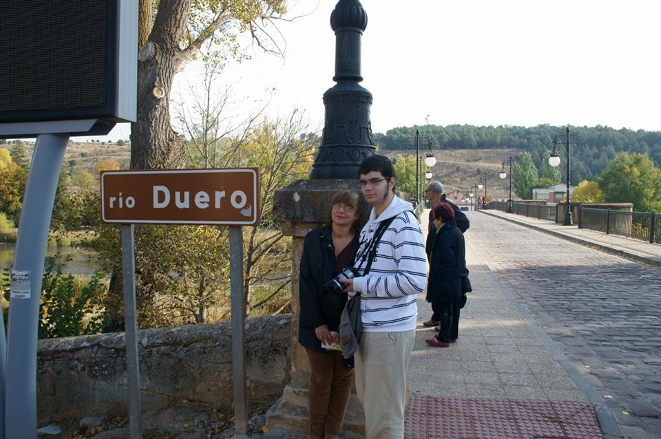 Llegamos al puente que cruza el río.