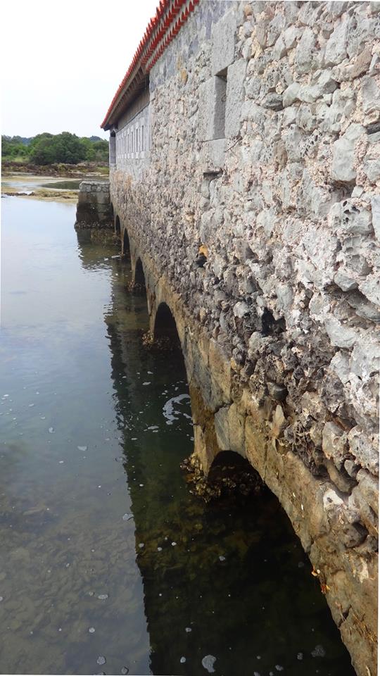 Por medio de una presa se retiene el agua que entra al subir la marea por unos arcos situados por de
