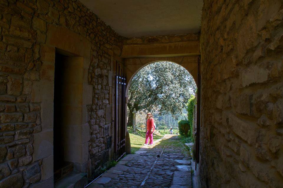 UNA DE LAS ENTRADAS A LA COLEGIATA