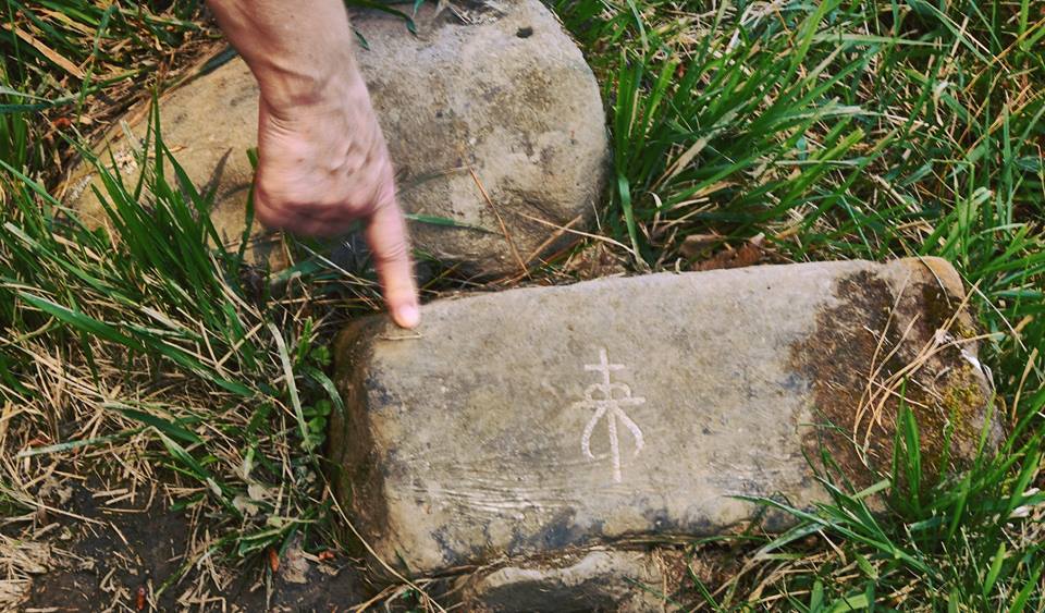 INSCRIPCIONES EN LAS PIEDRAS