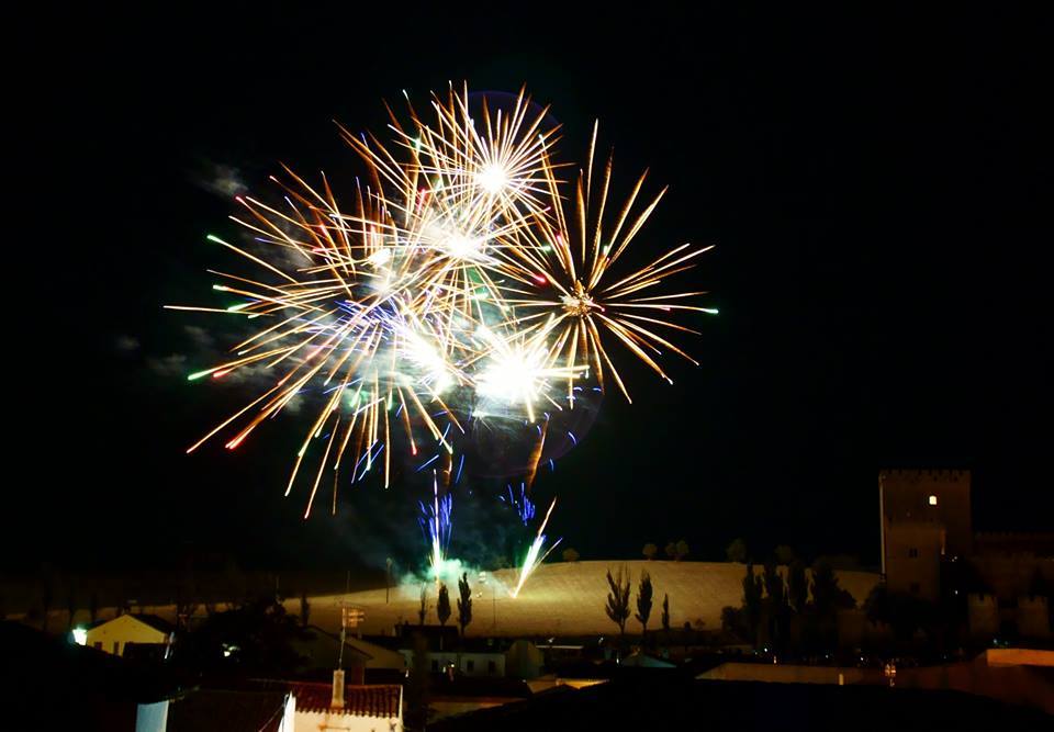 FUEGOS ARTIFICIALES DE GRAN BELLEZA
